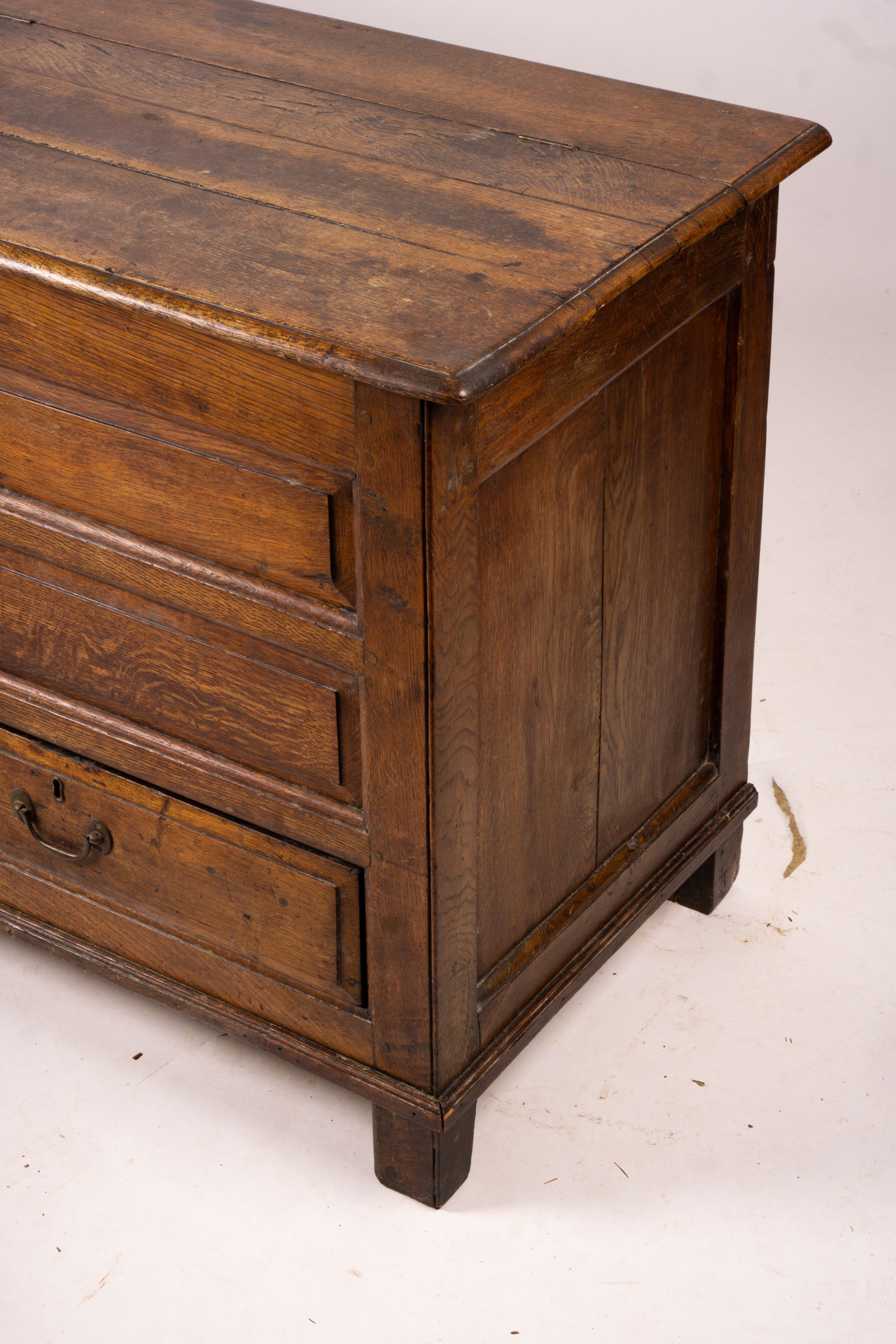 An 18th century oak mule chest, length 150cm, depth 56cm, height 80cm